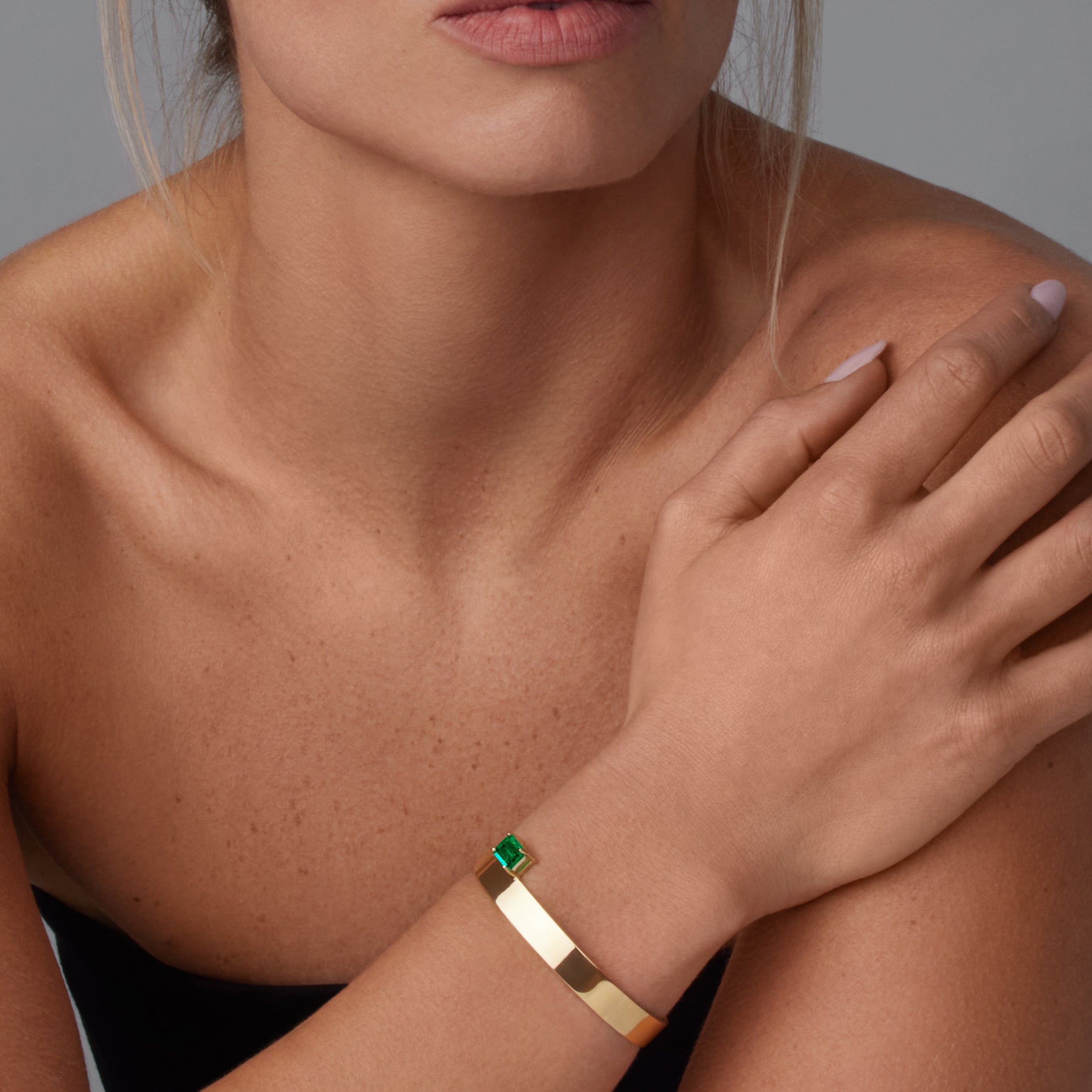 18k Solid Gold Cuff 8mm with Emerald Cut Dark Green Quartz